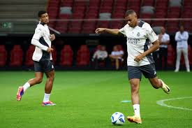 更凸显出他 更凸显出他